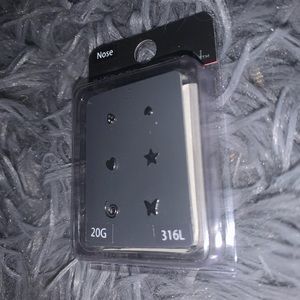 CUTE NOSE STUD BONES